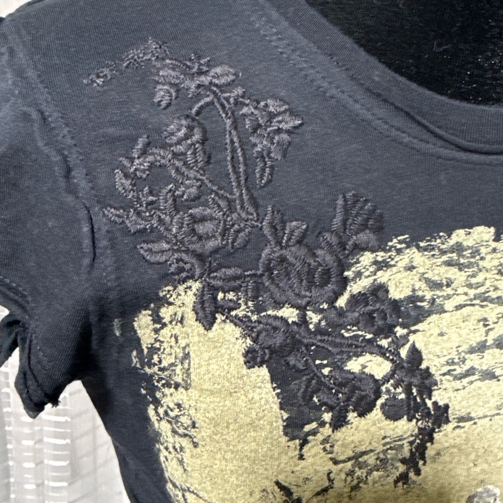 Chic Black and Gold Graphic Women's Tee - Picture 5 of 8